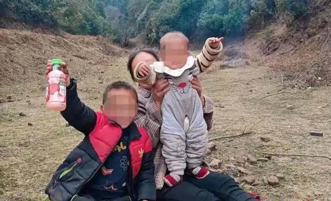 被马蜂蜇伤的兄妹俩，已火化了！哥哥7岁，妹妹2岁，父母在外地打工，连孩子最后一面