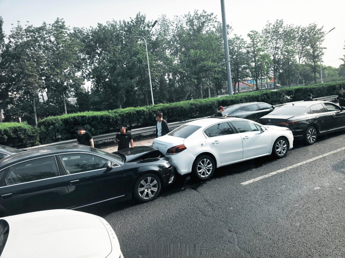 今早四环堵车原因