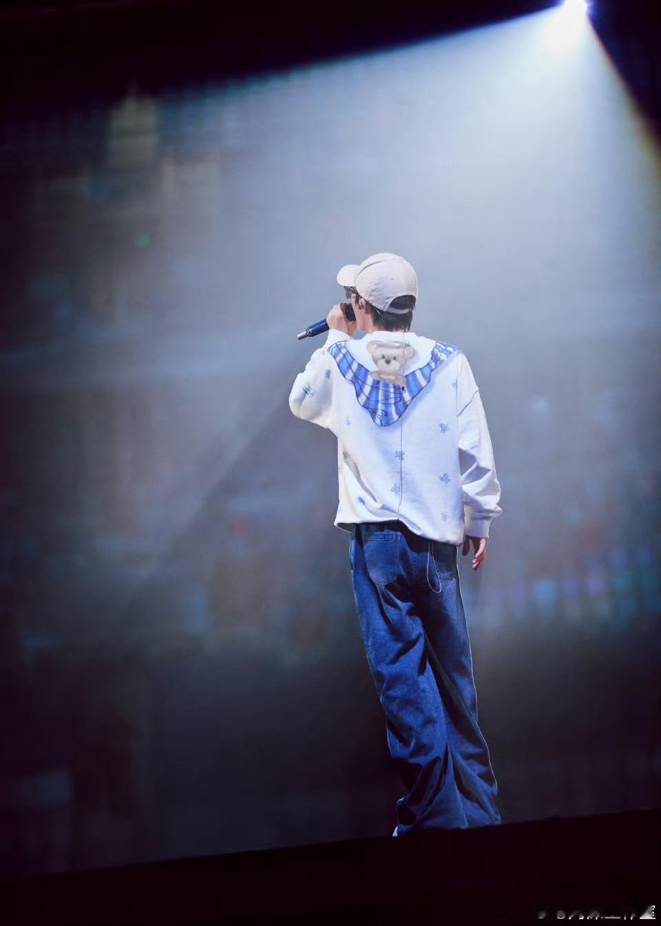 周深陪你从2025唱到2026 有没有米子可以出出香港看演唱会的攻略？爱你们哦?