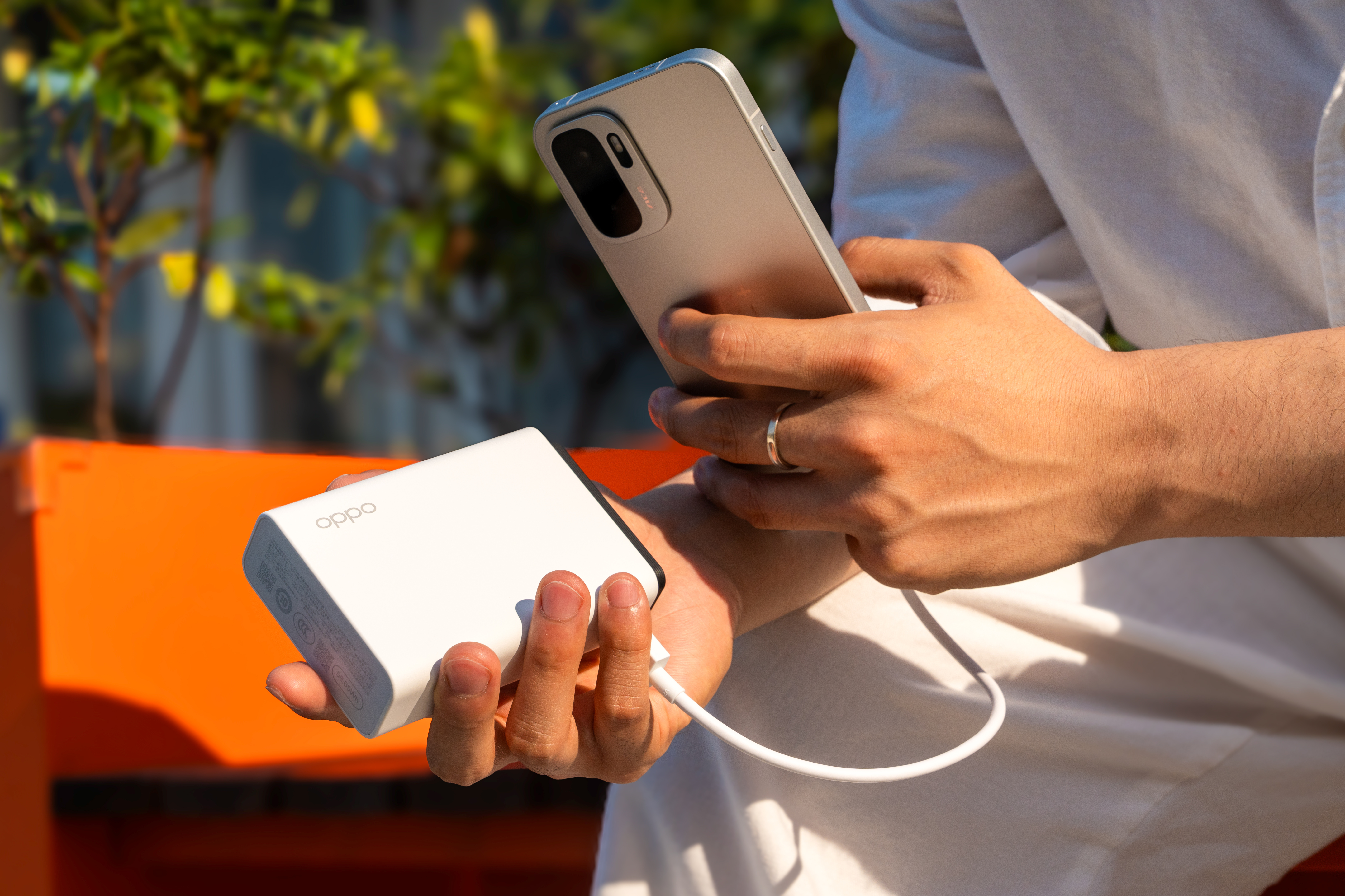 OPPO双120W组合啊这是，一个是120W超级闪充移动电源，15000mAh，