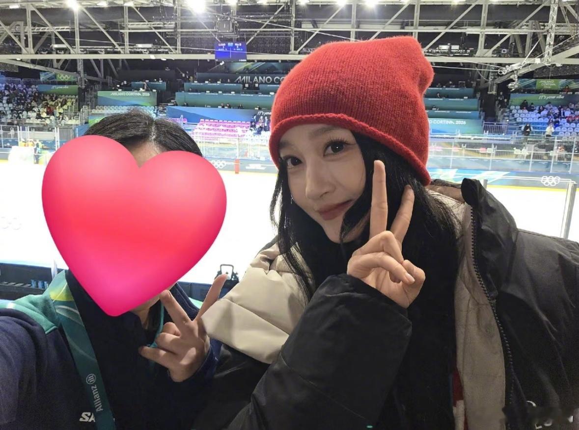 偶遇关晓彤在米兰冬奥会看冰球比赛，可爱的小红帽，生图好漂亮！！ 米兰冬奥会偶遇关