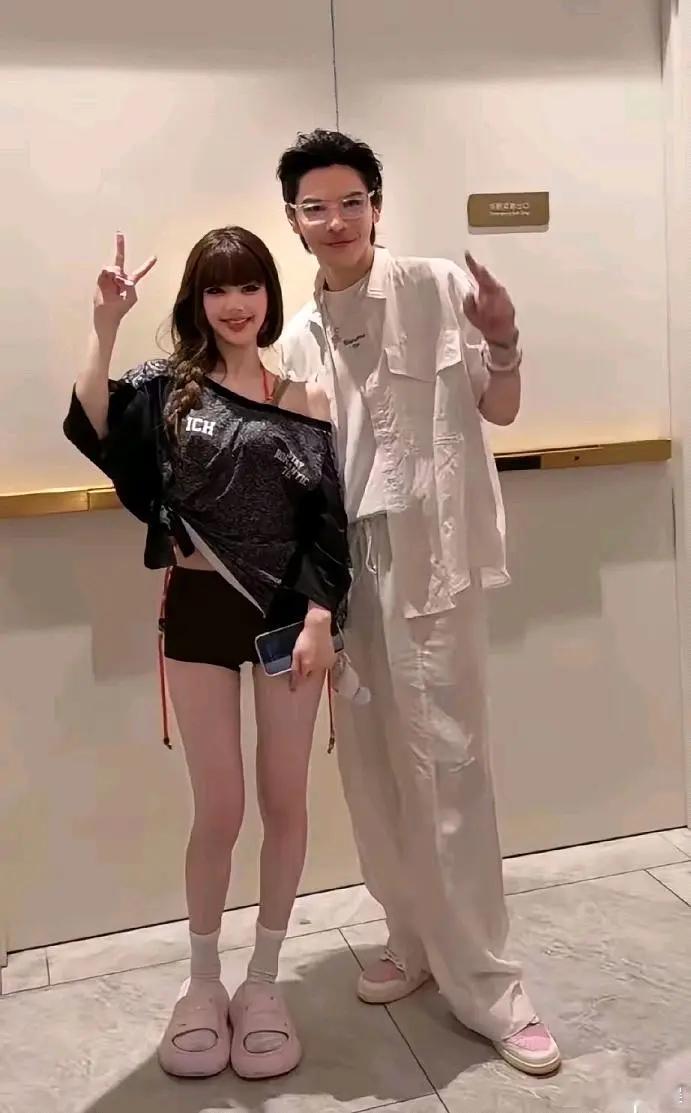 向佐赵露思完全具备伪人向的网紅合作潜质 