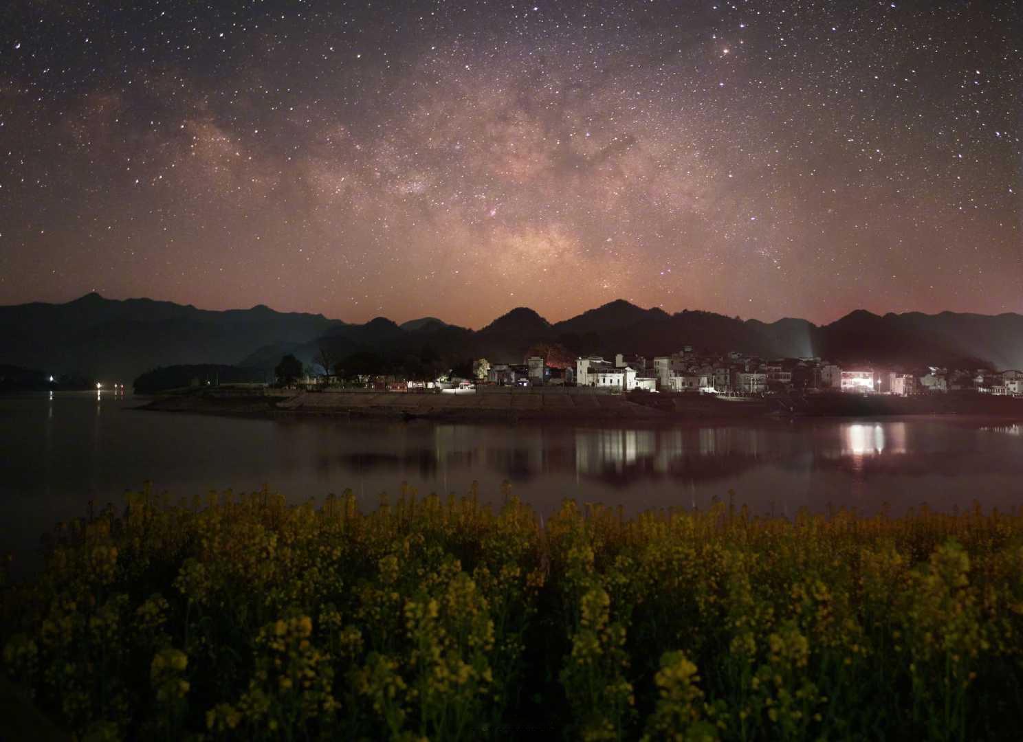 三月的新安江，油菜花正当时。夜深人静，对岸的村子早已熄了灯，天上的银河却刚刚醒来