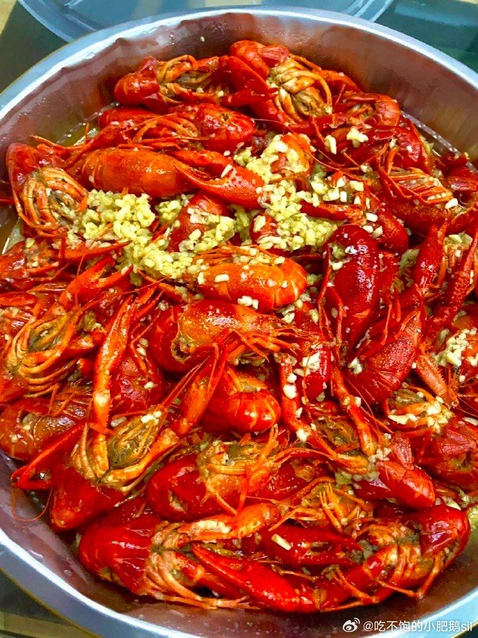 请大家吃蒜蓉小龙虾[抱一抱]路过的一人一只，不许多拿 ​​​