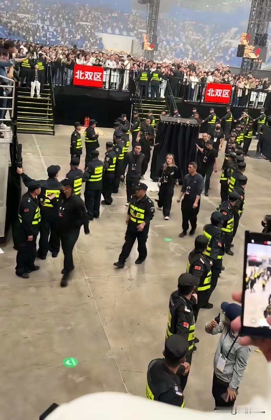 陈小春这个进场方式真的太夸张了，甚至是有点离谱，真想不明白你有什么见不得光的，这