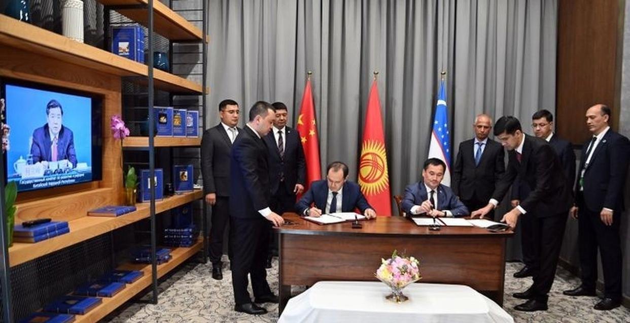 乌国高铁单子被韩国截胡，中国一声没吭。不降价、不抗议，全网都在问：这是怂了还是憋