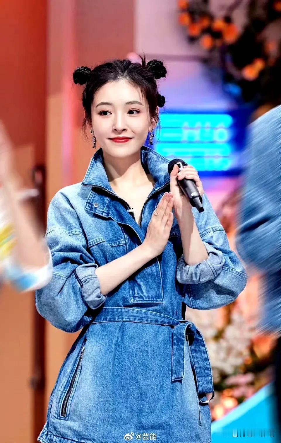 穿牛仔裙的小姐姐！#大长腿牛仔裙# #清新蓝裙美女# #單寧牛仔裙# #朵朵美女