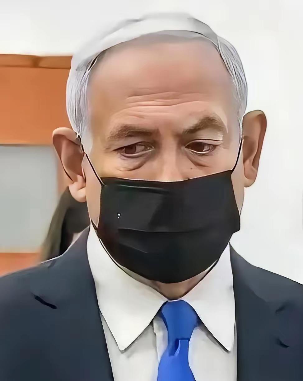 这一幕，终究还是落槌了。
内塔尼亚胡，这位在政坛翻云覆雨几十载的硬汉，今天成了以