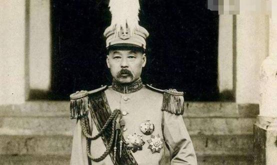 1895年，冯国璋带着一身荣耀，衣锦还乡。当他途经一条偏远小道，向一位形似乞丐的
