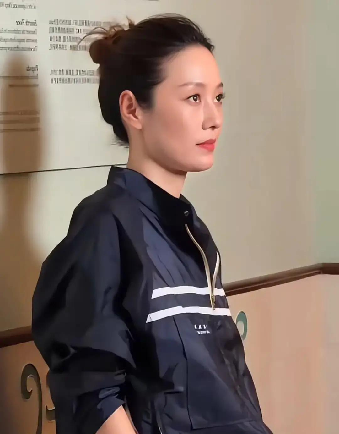 离婚五年，马伊琍穿白西装监制新片，文章陪女儿看画展——你以为的落幕，其实是各自的