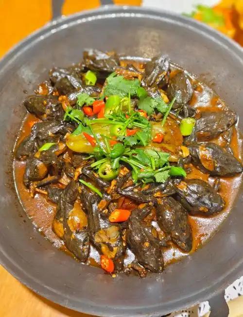 东北冬天最硬的10个菜


1酱焖林蛙
2家炖山胖头
3酱焖花泥鳅
4铁锅炖大鹅