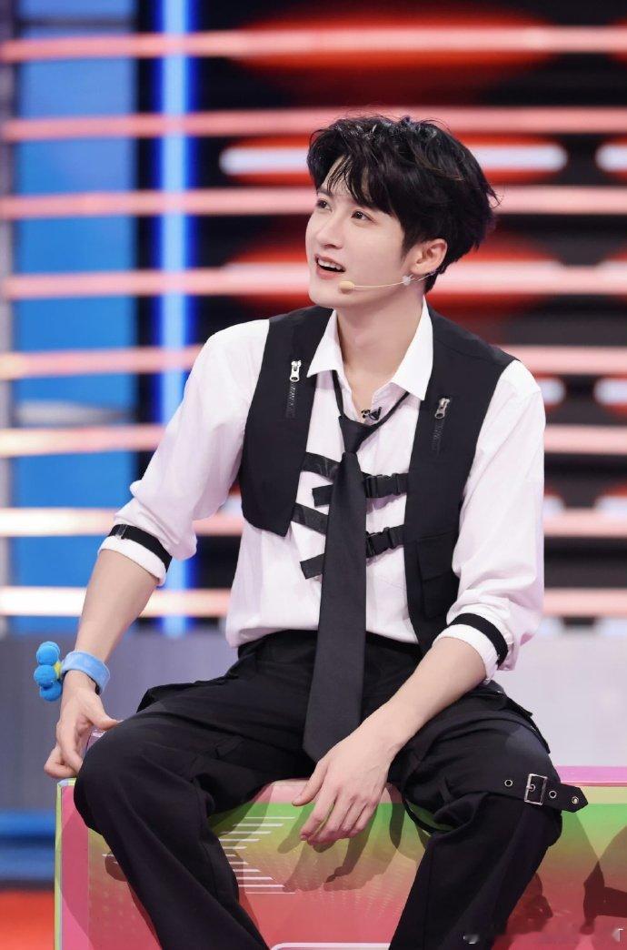 檀健次今晚空降好六！“这把高端局” 直接把期待值拉满，卧底游戏找 “地枭”，全程