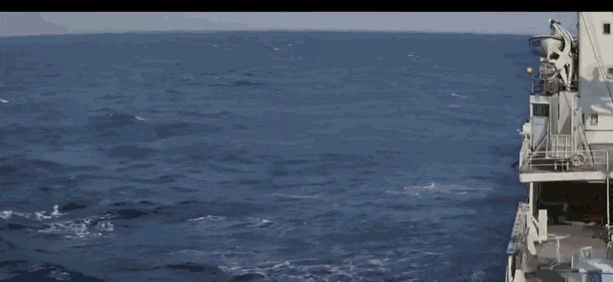 高速摄影水平很高，导弹接触船体的瞬间如此清晰。

央视公布了YJ18反舰导弹实弹