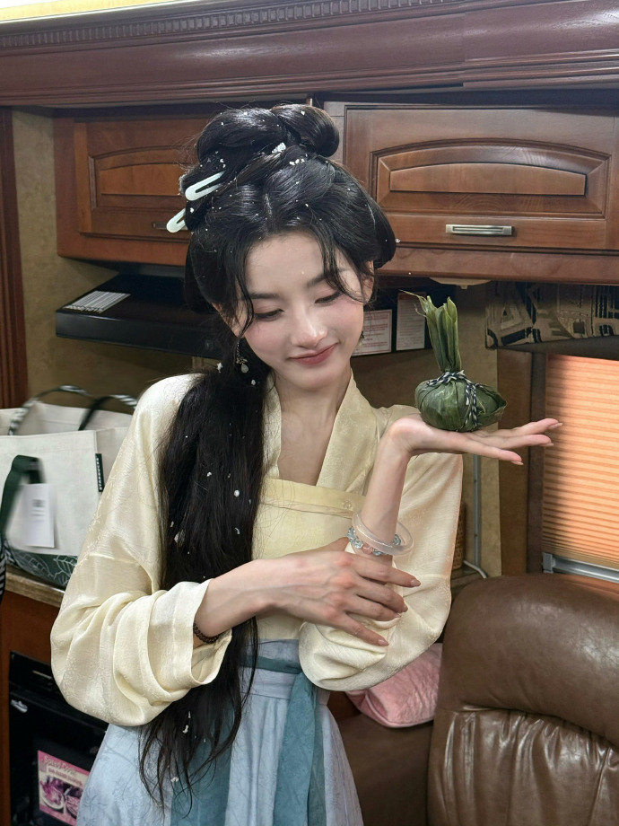 宋祖儿演我加班的样子 谁看路透不直呼代入感拉满！宋祖儿皱着眉对着剧本认真琢磨，满