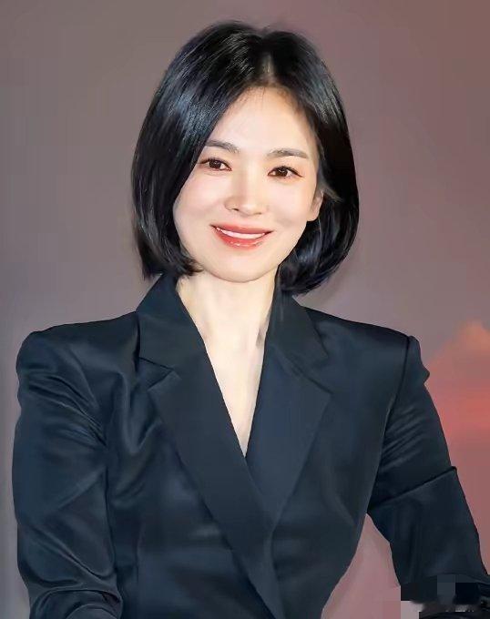 好像，只有宋慧乔没变宋慧乔在离婚后依旧坚持自己的事业，她的争议和流言并没有影响她