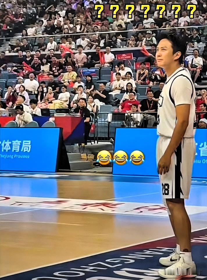 邓超太会整活了！

2025年姚基金慈善赛的第一节比赛中，邓超运球加速突破上篮，