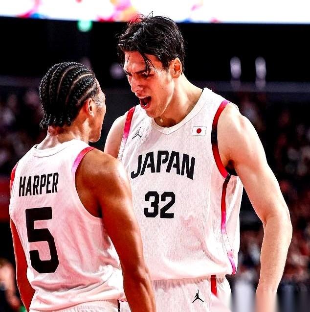 中国男篮对阵日本二队，身高220厘米的余嘉豪出战12分钟没能取得得分。
对面长着