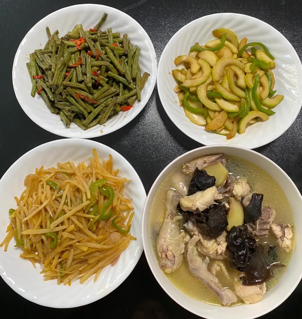 一人一个菜，4个人就4个菜，无论是家里吃饭，还是饭店点菜，按照这个原理，菜基本不