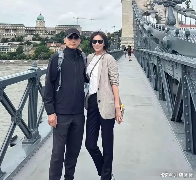 刘嘉玲和62岁老公度假，梁朝伟头发白了一半，背影干巴瘦腿超细 ​ ​​​