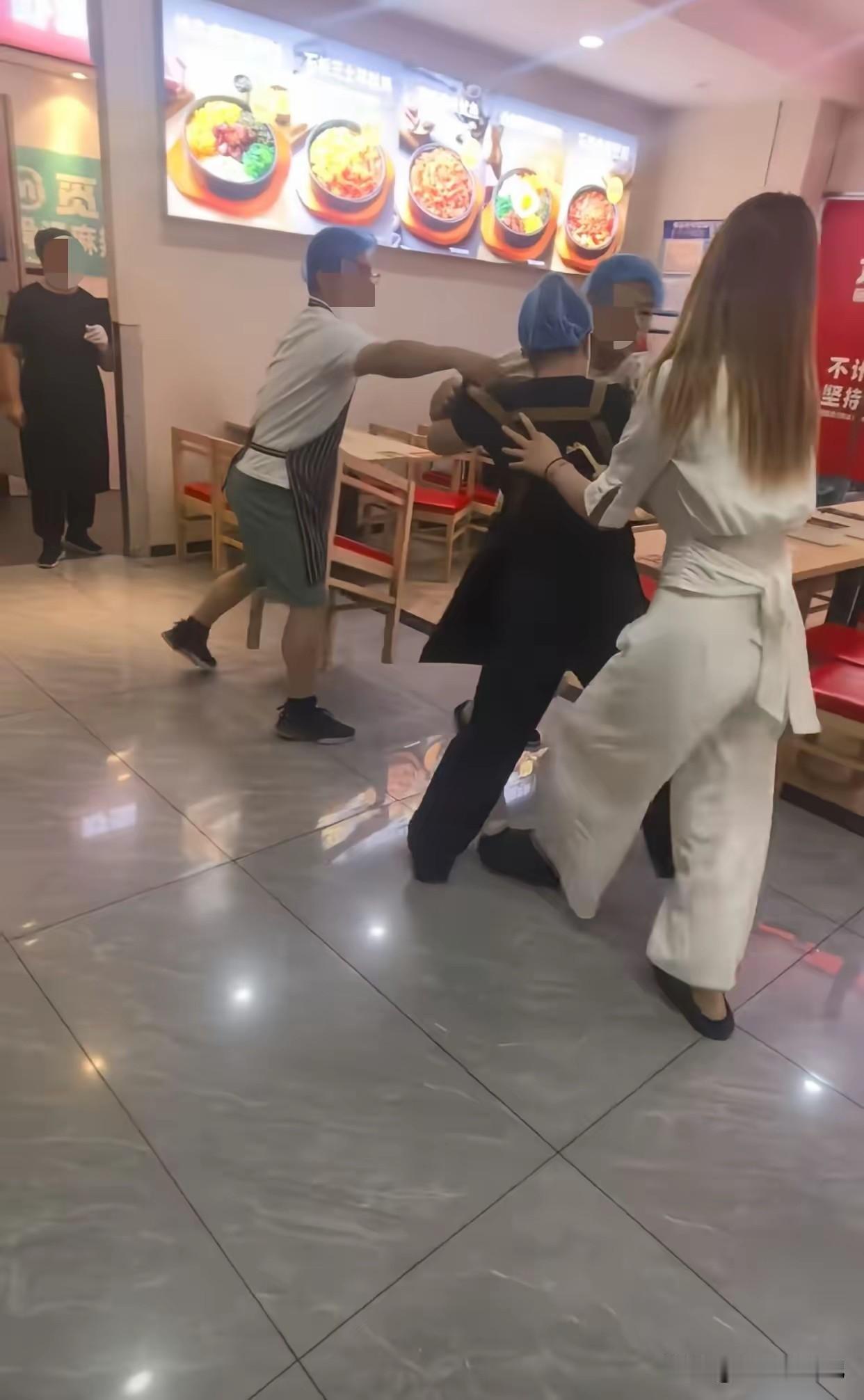 女子吃了免费的外卖饭后，还要去找商家麻烦，商家老板也不是省油的灯，两人相互对骂起