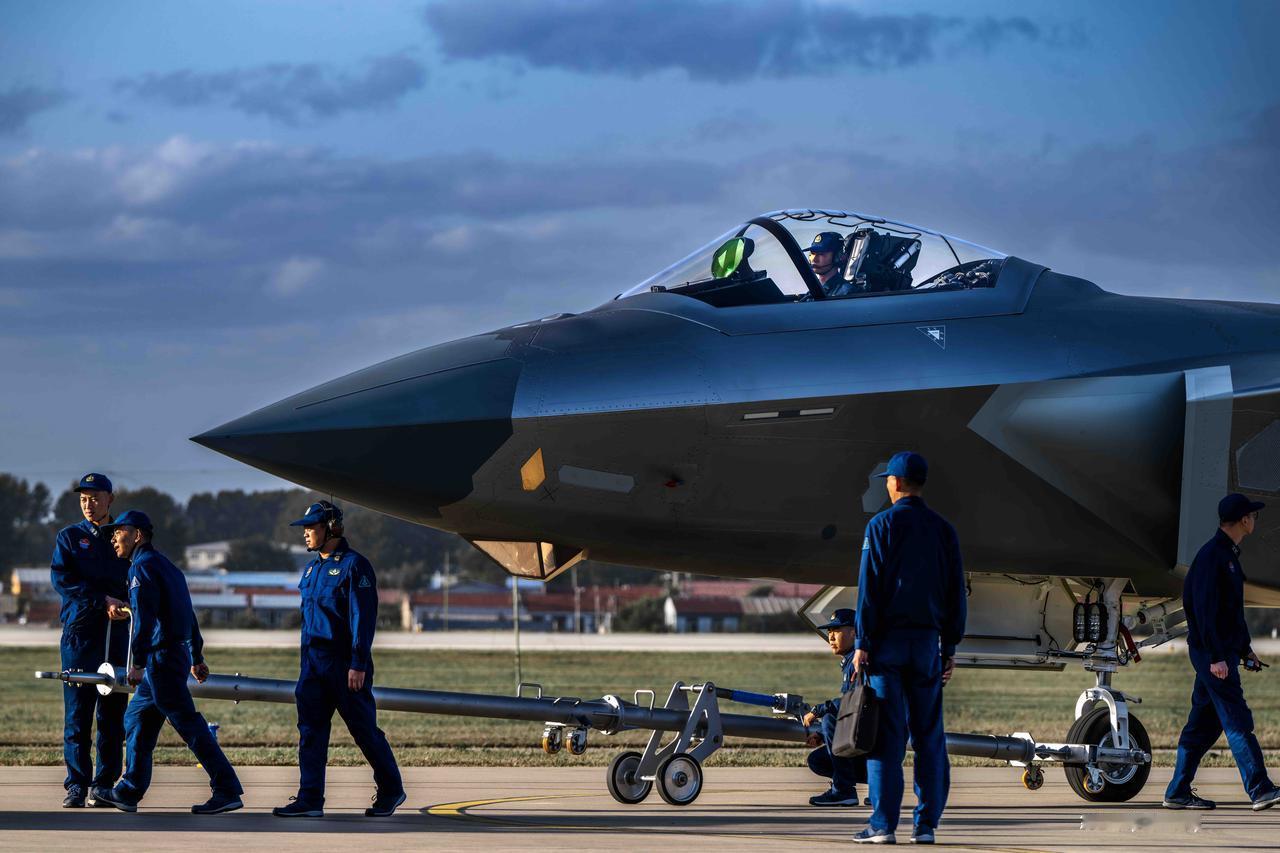 夕阳下，巨龙出征前的准备