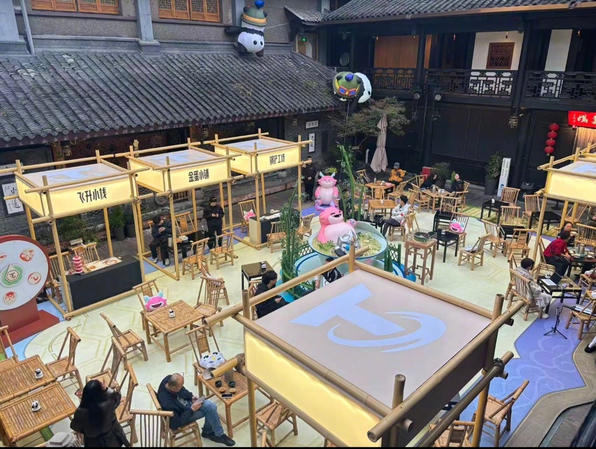 最有川味的棋盘出现了在茶馆下一种很新的棋 大屏里的熊猫和胖胖龙在茶杯里，好可爱，