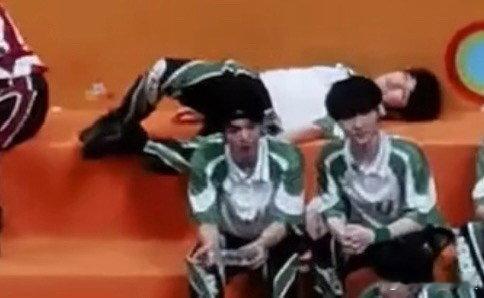 #宋亚轩直接躺下了##宋亚轩好松弛#哈哈哈哈不是你怎么都躺下了！[馋嘴][馋嘴]