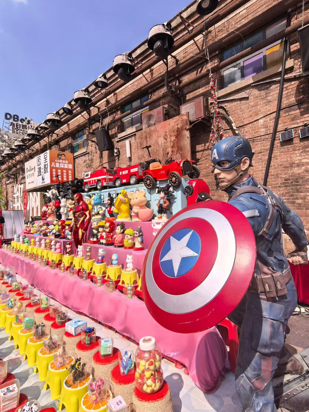 春日生活打卡季老厂房的红砖墙里藏着浪漫与烟火，复古涂鸦、趣味装置和市井标语撞出奇