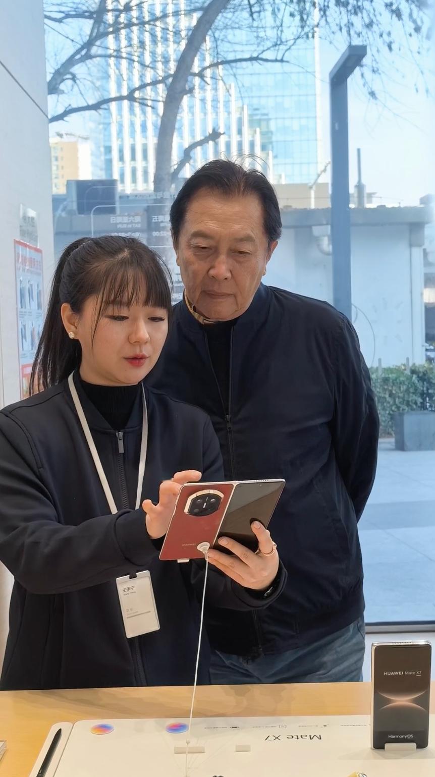 华为Mate X7今日开售！MateX7开售多地名人现身华为门店听说很火爆，就连