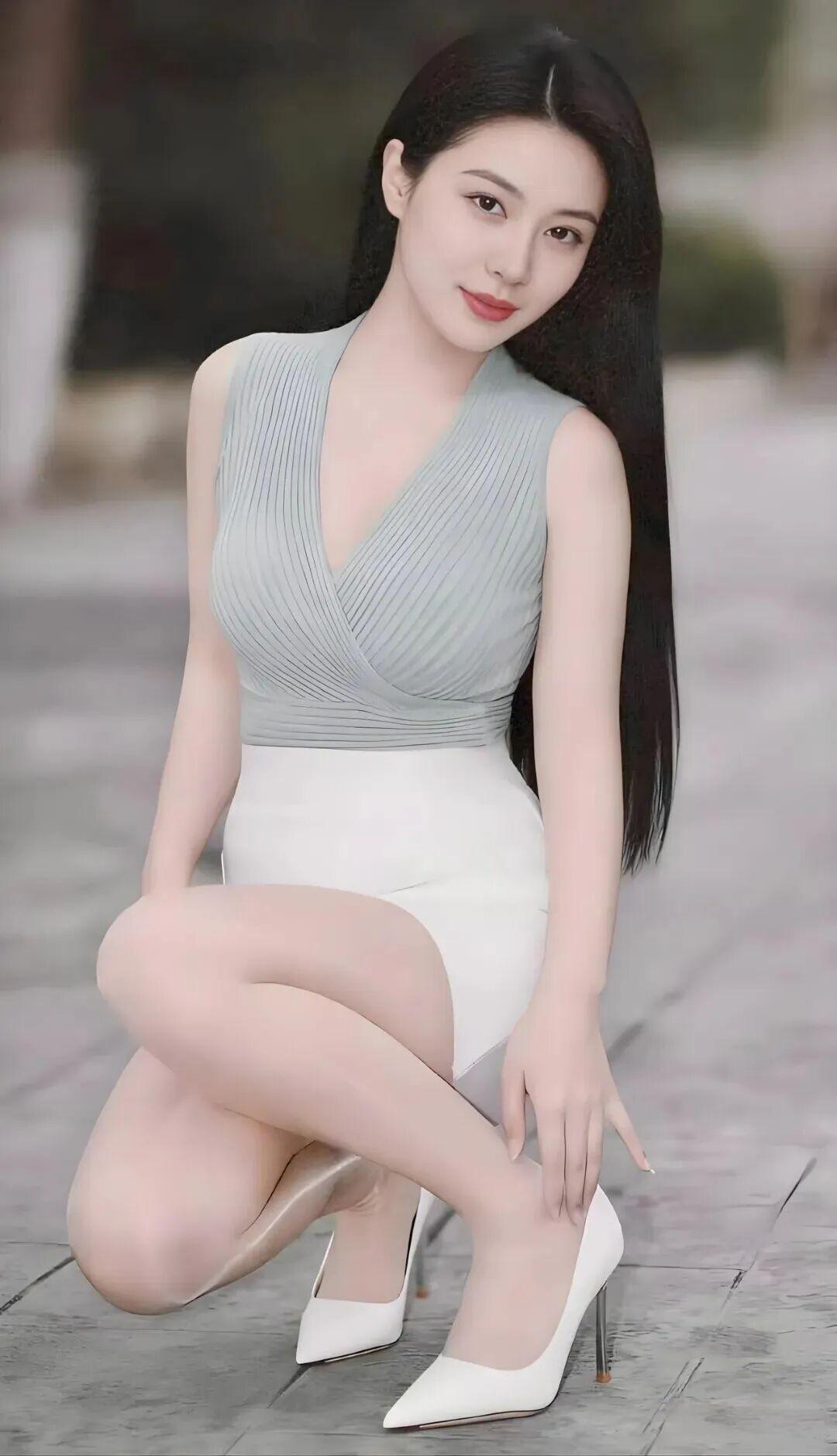 她有着一头柔顺乌黑、垂顺丝滑的长直发，五官精致温婉，眉眼灵动温柔，红唇氛围感十足