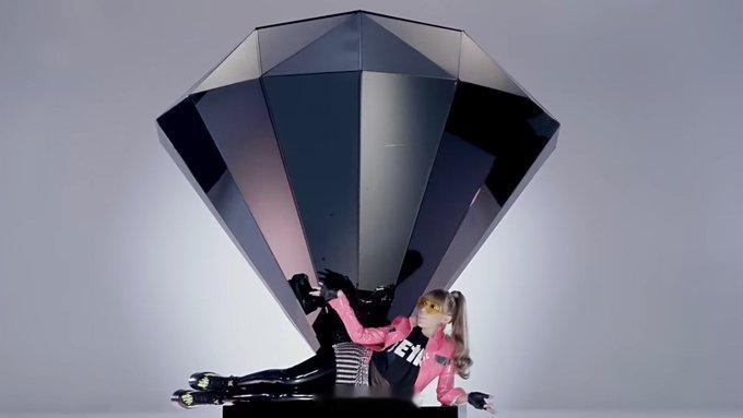 2NE1 15 年前，2NE1 发布现象级代表作《I Am The Best》，