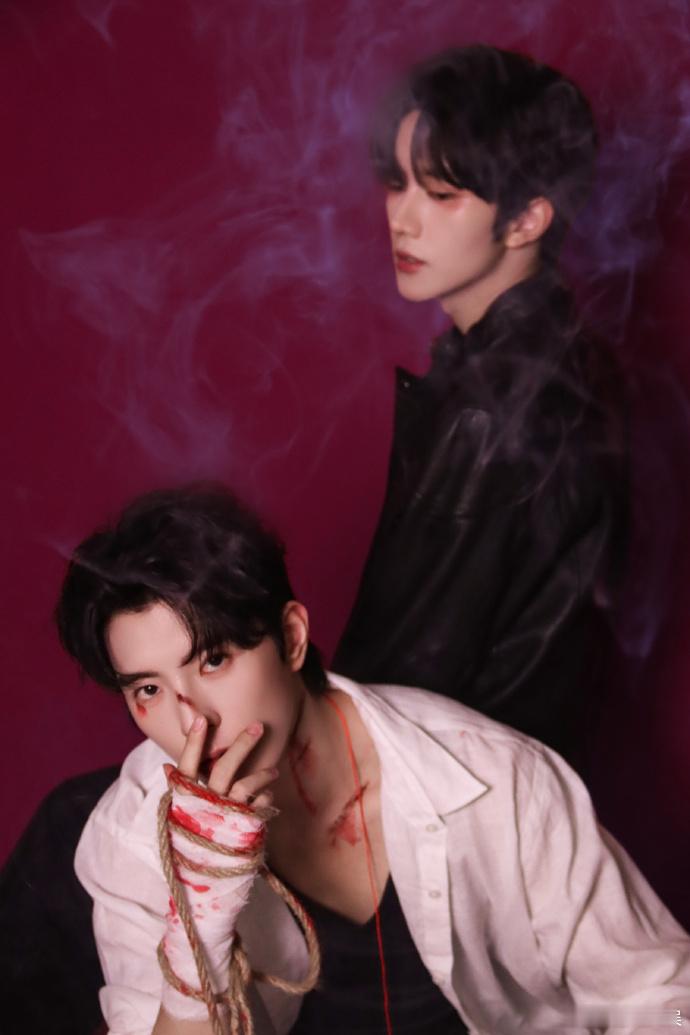 黄星邱鼎杰的吸血鬼妆造细节满满，从妆容到服饰都紧扣哥特主题。新合照中两人的肢体互