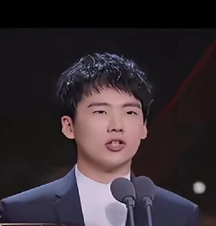 郭麒麟是现在的富二代里面最有教养的好孩子！没有学历不代表没有文化、没有教养，智商