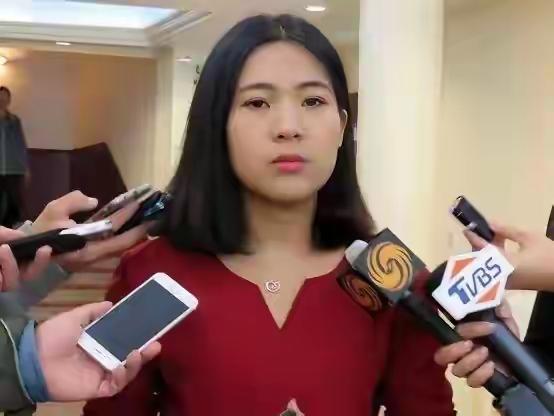 徐巧芯；要求在野党必须参与民进党军购计划中，要知道全台湾的钱是怎么化出去的？
要