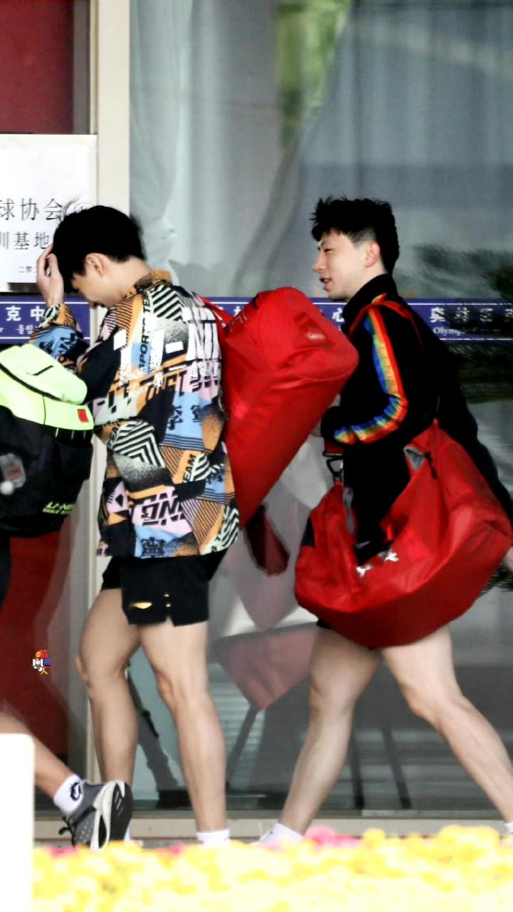 没有鬓角但头毛厚厚时期也很萌 