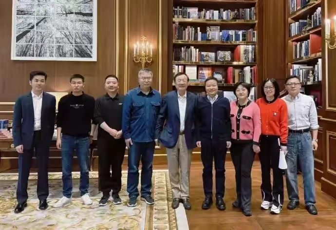 你能认出是哪些人和任老合影吗？ 