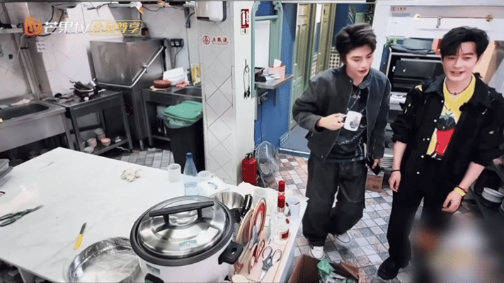黄晓明继霸总之后找到了新赛道《中餐厅》里的晓明哥也太反差萌了！被丁禹兮带偏的撒娇