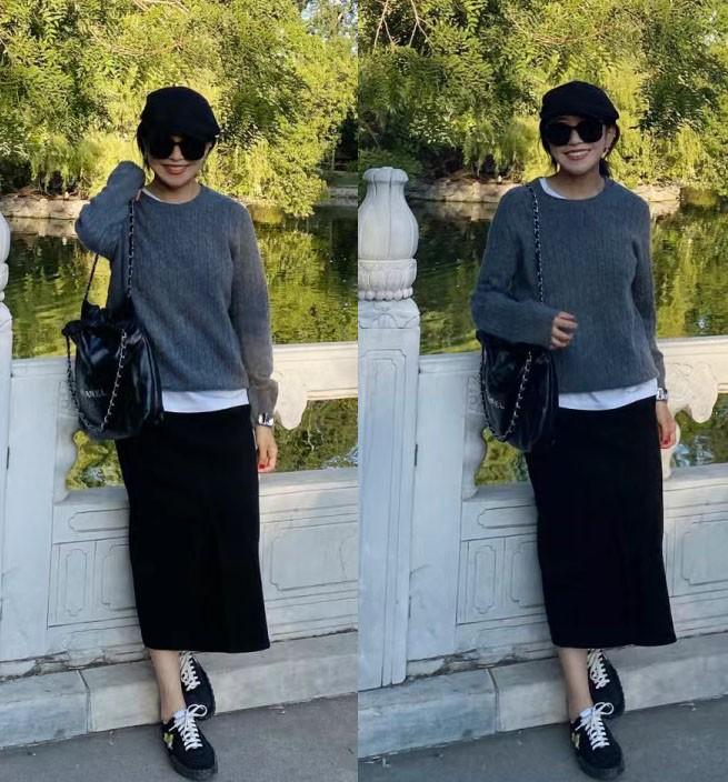 中年女人秋装不用多买，准备好大衣、毛衣、长裙就够了，时尚百搭
在秋冬换季时，中年