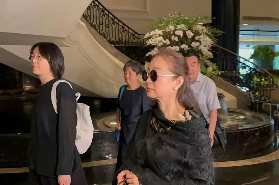 8月2日，林青霞现身施南生追思会，尽管她看起来依然优雅，但不难看出岁月的痕迹，而