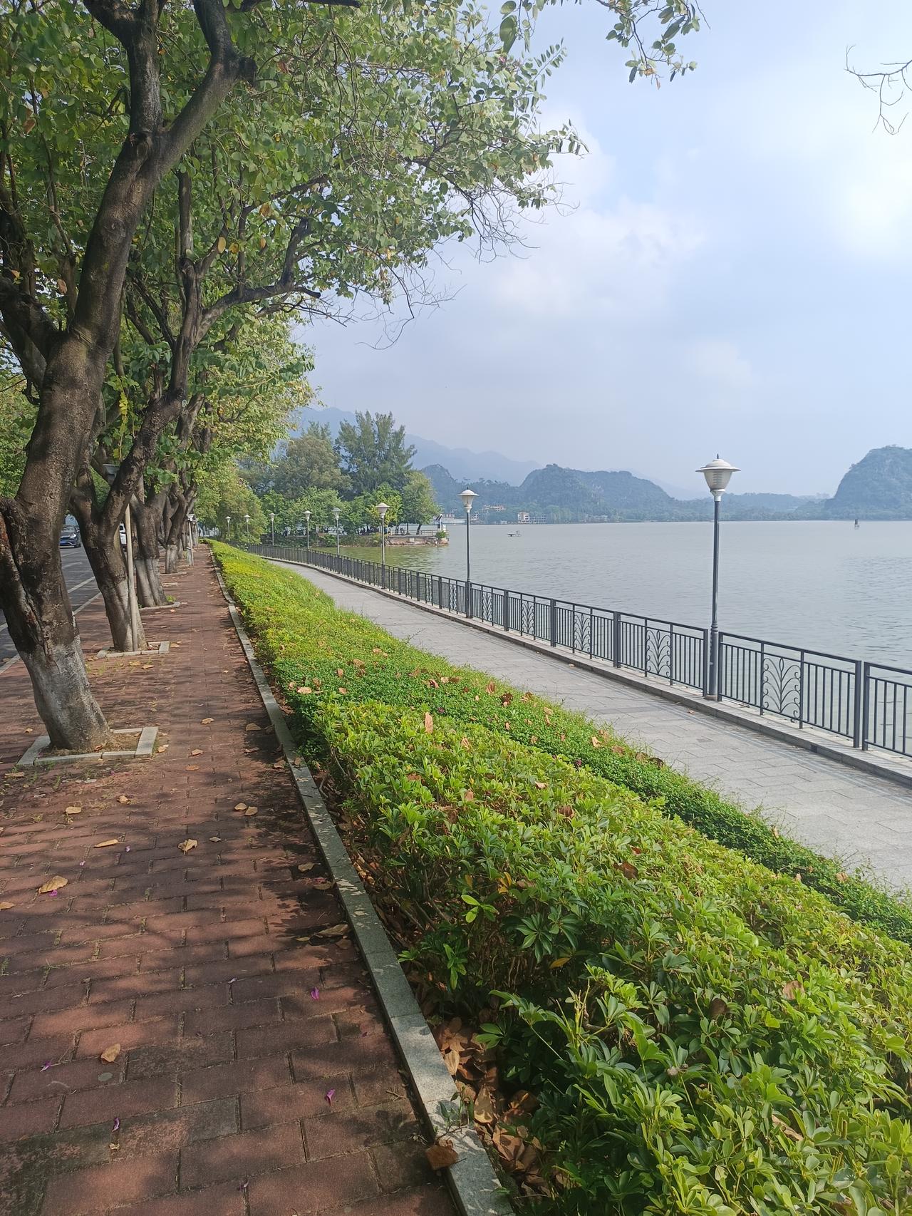 我终于知道了
肇庆的七星岩风景区为什么环境这么好
却依然没有什么游客要来


