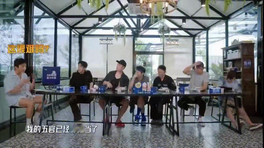 陈赫用脸打羽毛球陈赫邓超表情包pk 别人打球拼技术他俩全拼表情，陈赫全程用脸演绎