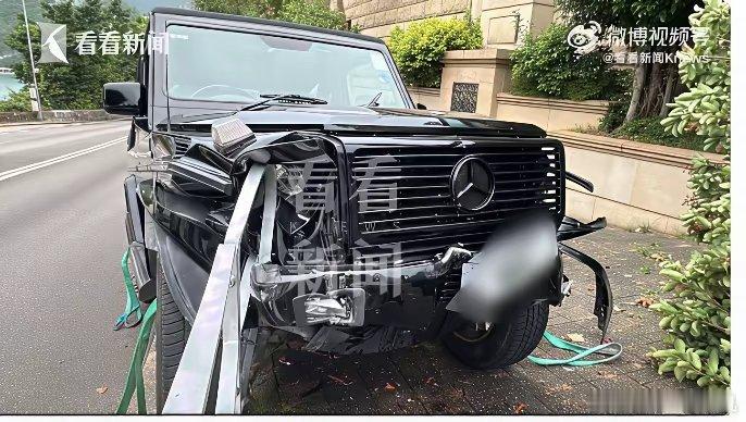 警方正调查陈可辛车祸原因据报道，11月11日中午12时04分，一辆越野车沿香岛道