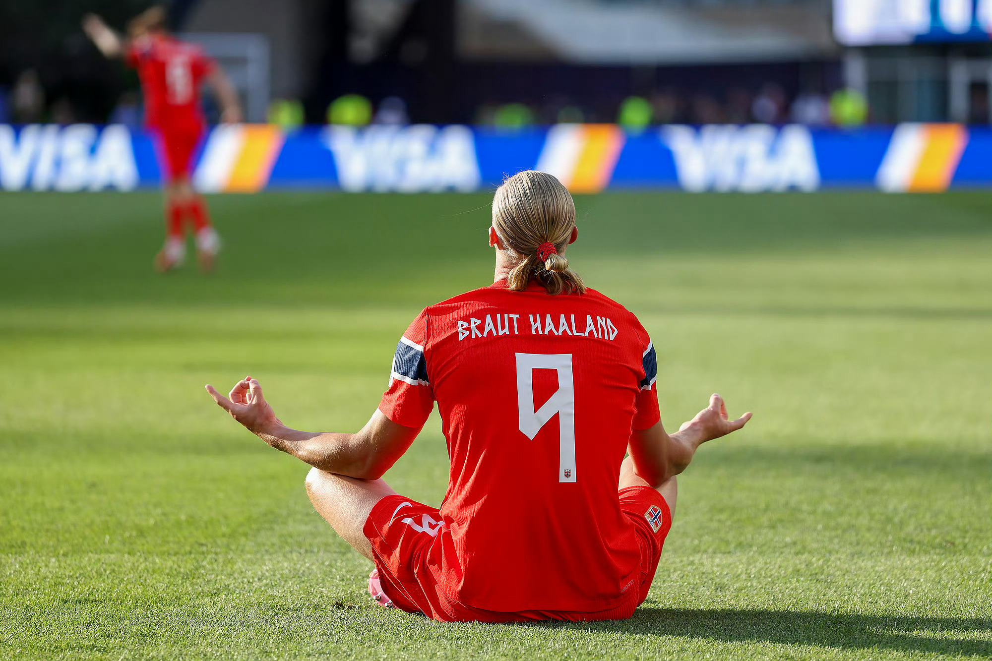足坛名场面新鲜出炉！哈兰德斩获个人世界杯生涯首球，破门后原地打坐冥想庆祝别具一格