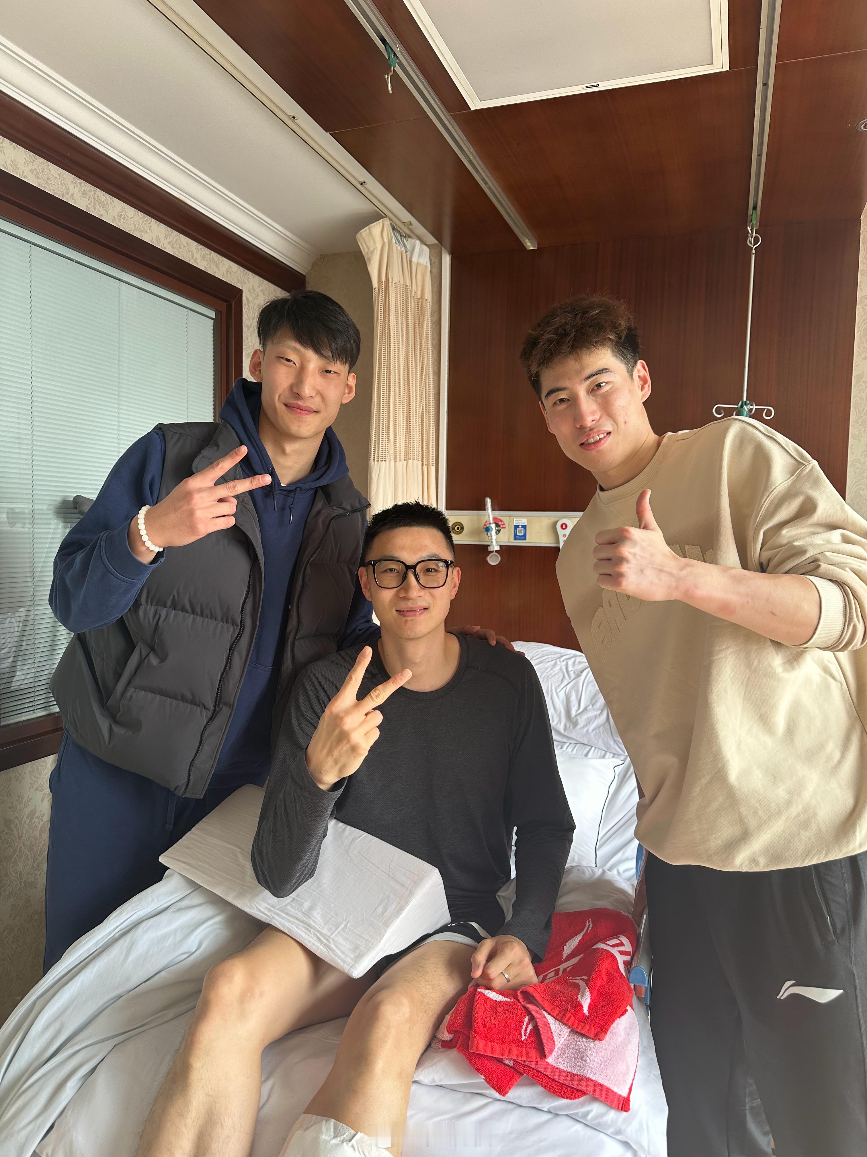 [心][心][心]#小卢篮球世界##新疆男篮# ​​​