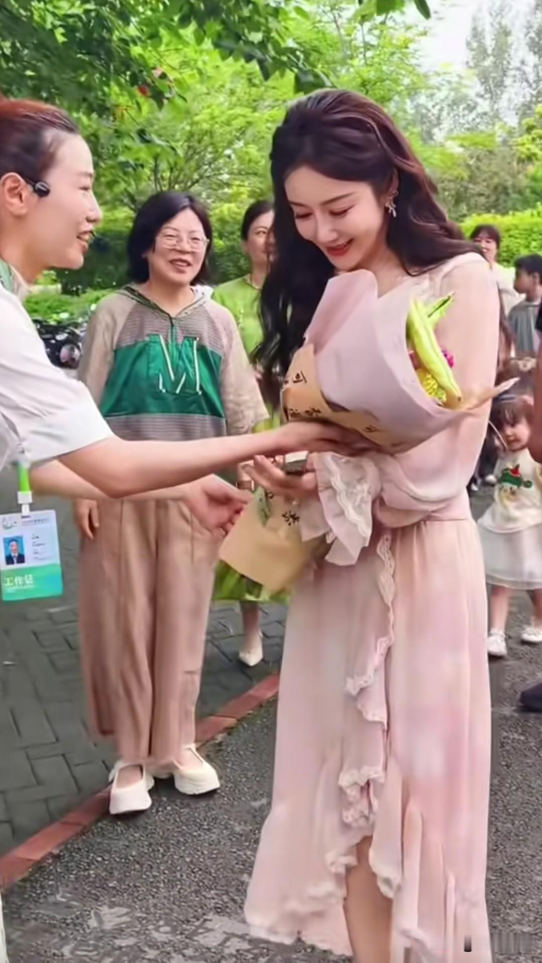饰演虞姬的李依晓老师已是第二次到访宿迁。恰逢7月18日宿迁主场与常州的焦点之战，