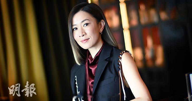 明报：50岁佘诗曼无悔选择事业 自由人生更快乐佘诗曼自港姐舞台走进演艺圈，凭实力