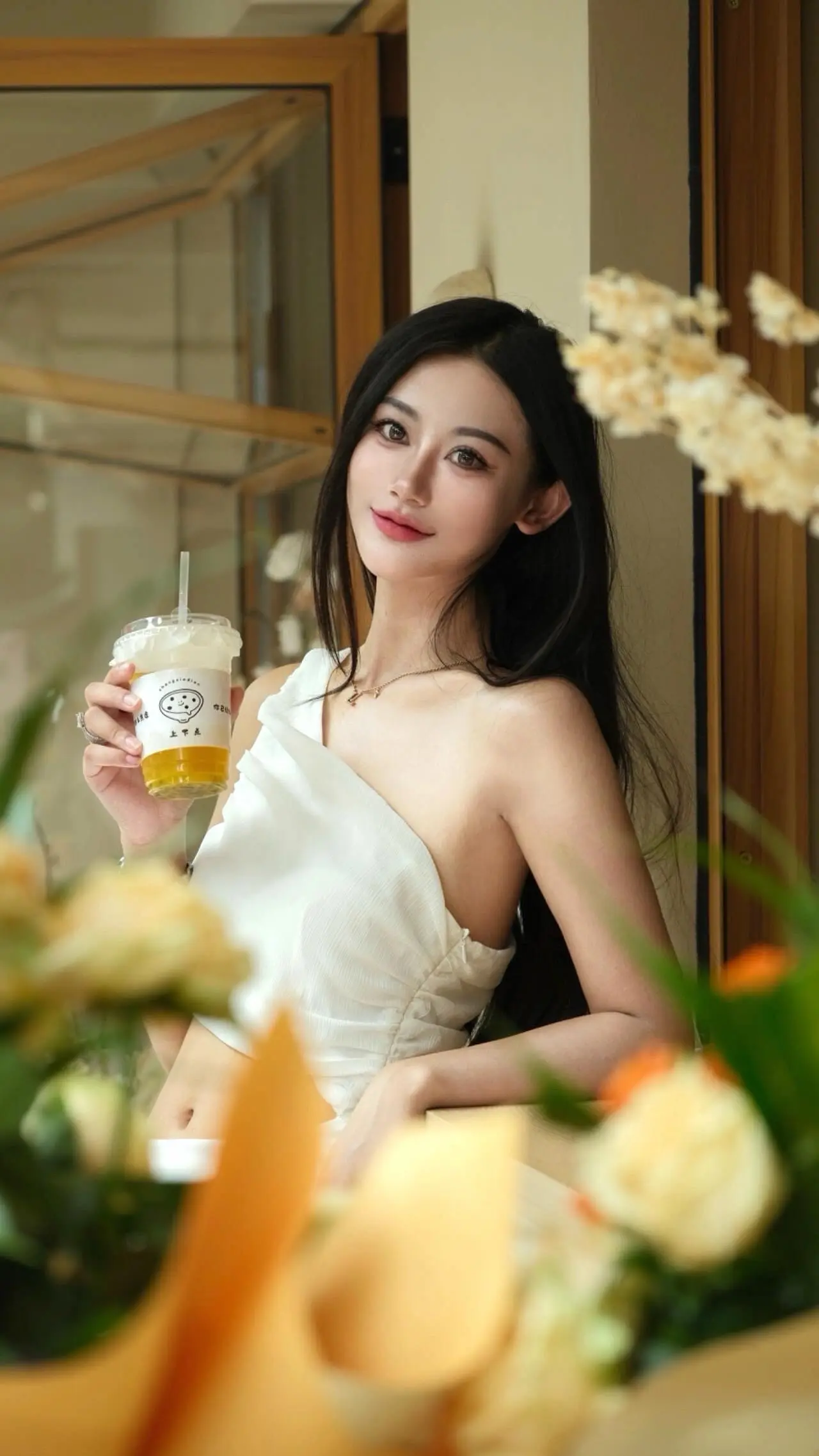 白裙、鲜花、酸奶， 是春天的温柔，也是镜头里的偏爱。