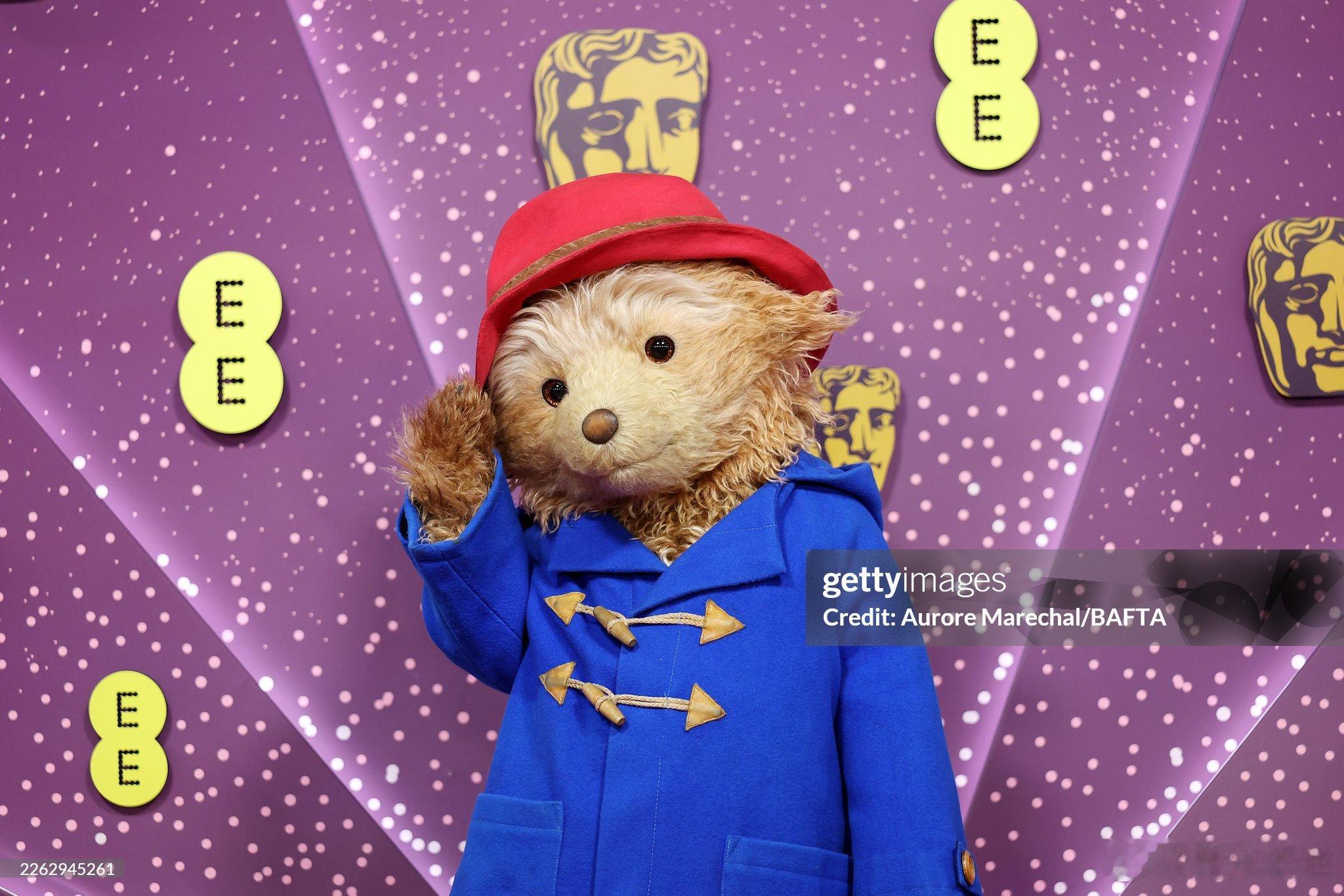 帕丁顿熊出席英国电影学院奖红毯： 