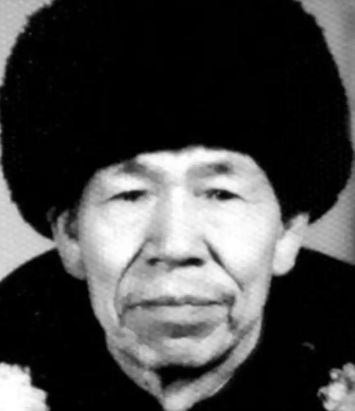 1938年，八路军排长肖万世因手下战士捅伤日军俘虏被撤职。当晚他却拉着那个还在愧