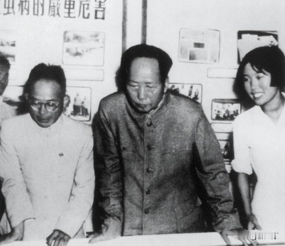 [微笑]1965年，在一次重大会议上，毛主席罕见的发了脾气：“乡下的农民都得不到